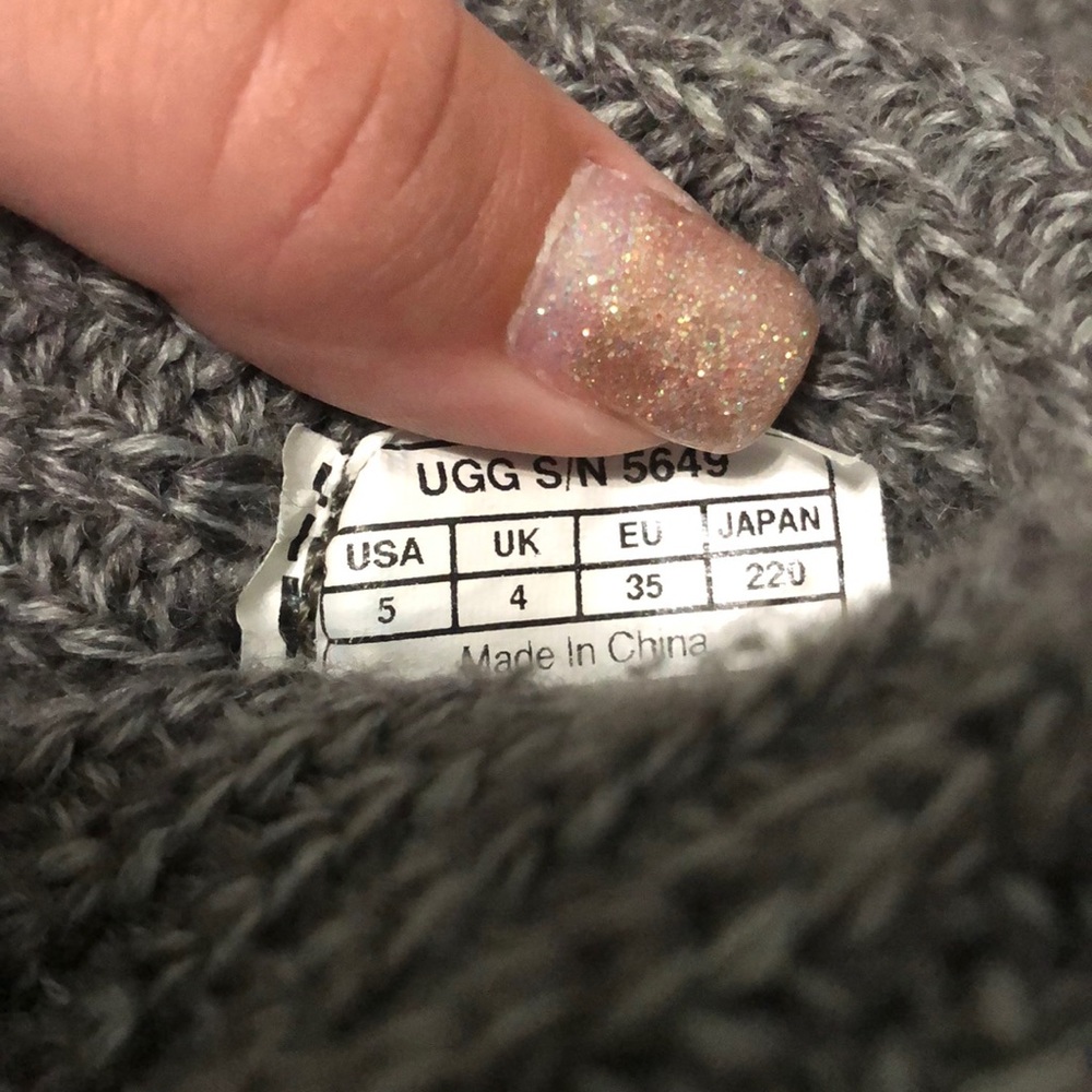 Gray uggs that can be rolled up or down - Picture 6 of 7